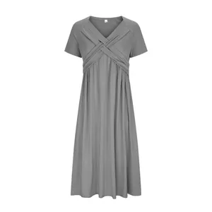 Élégante robe d'été grise à manches courtes avec détail de col en V croisé stylé