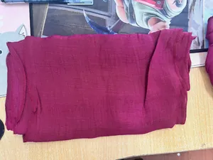 Dettaglio del tessuto bordeaux testurizzato per bandana da pirata medievale o fascia vita