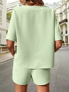 Vue arrière d'un ensemble deux pièces en tricot gaufré vert clair avec haut chauve-souris