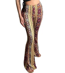 Vue détaillée d'un pantalon évasé à imprimé bohème avec motif ethnique et extensible