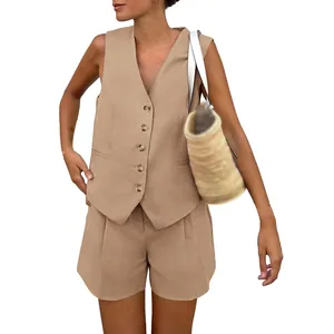 Elegante completo due pezzi con gilet senza maniche scollo a V e pantaloncini coordinati kaki