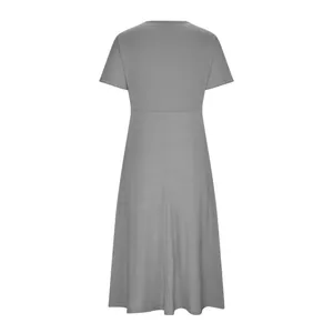 Vue arrière d'une robe midi grise minimaliste à manches courtes et col rond évasé
