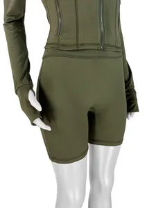 Vue détaillée de l'ensemble de yoga vert olive pour femmes avec veste et passe-pouces