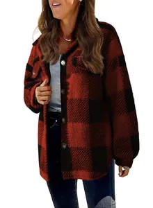 Nahaufnahme der Damen-Sherpa-Fleecejacke mit rot-schwarzem Karomuster und Knöpfen