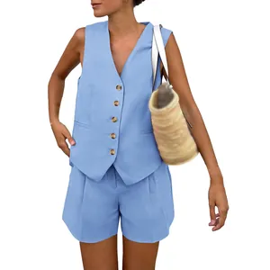 Elegante completo due pezzi con gilet e pantaloncini celeste ideale per l'estate