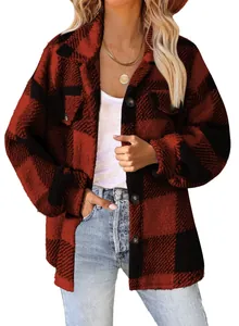 Detail einer Damen-Sherpa-Jacke mit rot-schwarzem Karomuster, Knöpfen und Taschen.