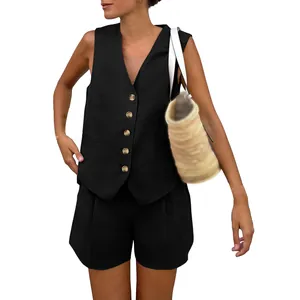 Vista dettagliata del set gilet smanicato con scollo a V e pantaloncini neri da donna