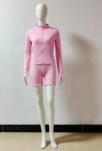 Vue détaillée d'un ensemble de yoga rose deux pièces avec veste zippée et short sport