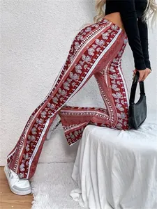Vue détaillée d'un pantalon évasé bohème imprimé taille haute de dos sur modèle