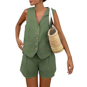 Dettaglio del set a due pezzi verde oliva con gilet con scollo a V e pantaloncini chic.