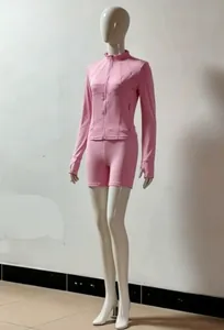 Vue détaillée de l'ensemble de yoga rose deux pièces avec veste à manches longues et short