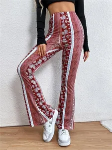 Gros plan sur l'imprimé floral bohème d'un pantalon patte d'eph chic à taille haute.