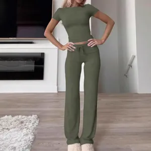 Ensemble deux pièces vert olive avec haut à manches courtes et pantalon large