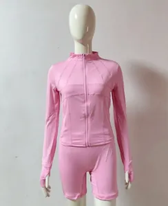 Vue détaillée d'une veste de sport zippée rose à manches longues et d'un ensemble short assorti