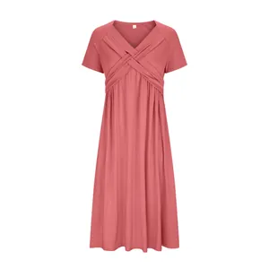 Élégante robe évasée unie à manches courtes avec un design sophistiqué à col en V croisé