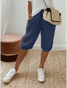 Detailansicht der dunkelblauen Caprihose aus Baumwoll-Leinen mit Gummizug und Taschen