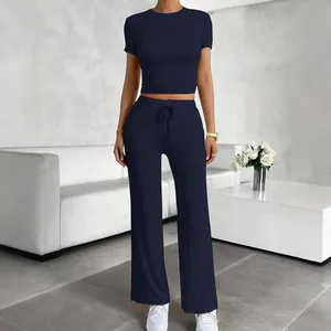 Ensemble deux pièces bleu marine avec haut court et pantalon large pour vacances