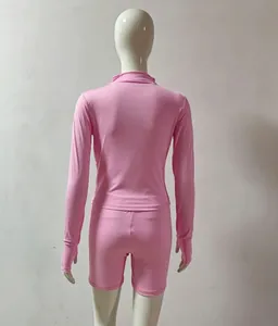 Vue arrière d'un ensemble de yoga rose deux pièces pour femme avec haut à manches longues