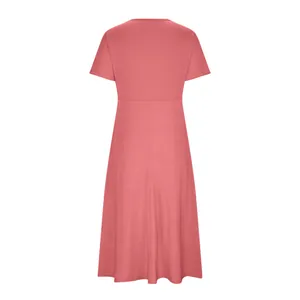 Vue arrière d'une robe midi classique à manches courtes rose de forme trapèze
