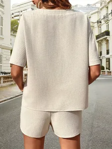 Vue arrière d'un ensemble deux pièces texturé blanc cassé pour femme avec short
