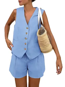 Completo da donna 2 pezzi con gilet azzurro con scollo a V bottoni e pantaloncini