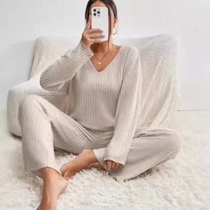 Completo da casa a coste a maniche lunghe con scollo a V da donna beige comodo