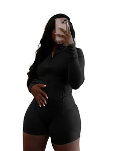 Vue détaillée d'un ensemble de yoga noir pour femme avec une veste zippée et un short