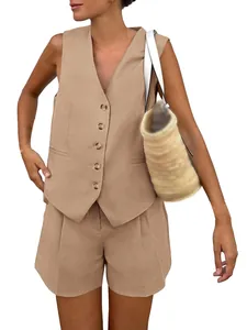 Elegante completo due pezzi kaki con gilet con scollo a V e pantaloncini coordinati da donna