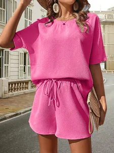 Vue détaillée du tissu en maille gaufrée rose sur l'ensemble short pour femme