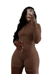 Vue détaillée de l'ensemble de yoga marron avec veste zippée et short taille haute.