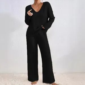 Completo da casa da donna nero a coste con top con scollo a V e pantaloni larghi