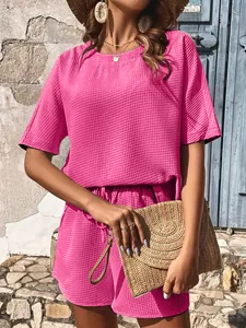 Détail d'un ensemble deux pièces rose fuchsia en maille gaufrée avec haut et short