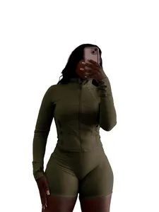 Gros plan d'un ensemble de yoga pour femme avec veste et short de couleur vert olive