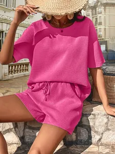Détail d'un ensemble t-shirt et short rose fuchsia texturé gaufré pour femme