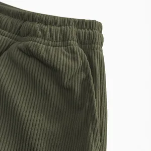 Nahaufnahme einer olivgrünen Cordhose mit elastischem Bund und Seitentaschen-Detail