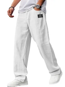 Gros plan d'un pantalon décontracté en lin blanc pour homme avec une coupe ample