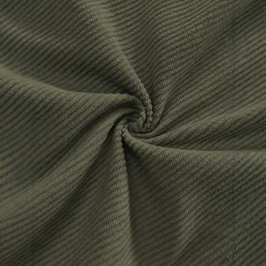 Makroaufnahme von olivgrünem Cordstoff mit Rippstruktur und hochwertigen feinen Details.