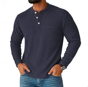 Nahaufnahme eines marineblauen Herren-Henleyshirts mit Waffelstruktur und Tasche.