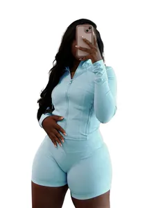 Ensemble de yoga sport bleu clair deux pièces avec veste zippée et short ajusté