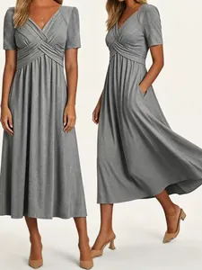 Robe grise élégante à col en V avec manches courtes et poches latérales pour femme