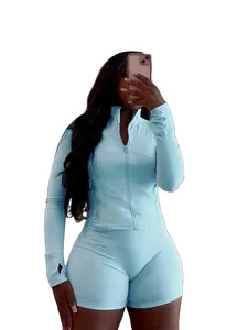 Gros plan sur l'ensemble de yoga deux pièces bleu clair avec veste zippée