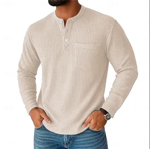 Herren Henley-Shirt in Beige mit Waffelstruktur, Langarm und Brusttasche im Detail