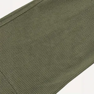 Detailaufnahme der olivgrünen Cordstoff-Textur für Herren-Freizeithosen im Herbst