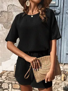 Ensemble chic en maille gaufrée noire avec haut à manches courtes et short pour femme