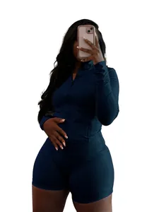 Vue détaillée de l'ensemble de yoga bleu foncé pour femmes avec veste et short