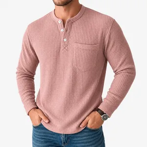 Detailansicht der Waffelstrick-Textur und Brusttasche eines rosa Henley-Shirts für Herren