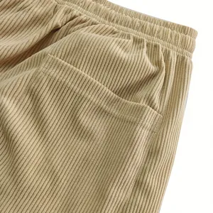 Detailansicht der khakifarbenen Cordstruktur und des elastischen Bundes bei Herrenhosen