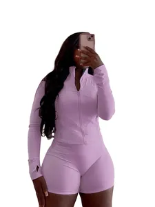Ensemble de yoga lavande respirant comprenant veste zippée et short pour femme