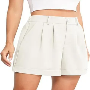 Elegantes pantalones cortos blancos de cintura alta con pliegues y cintura elástica