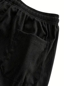 Nahaufnahme der schwarzen Cordhose für Herren mit Taschen- und Bundstruktur-Details